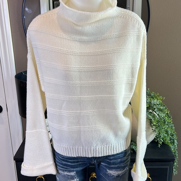 JESSICA SIMPSON Ivory Chunky Knit Funnel Neck Bell Sleeve Sweater Size Large - Picture 3 of 15